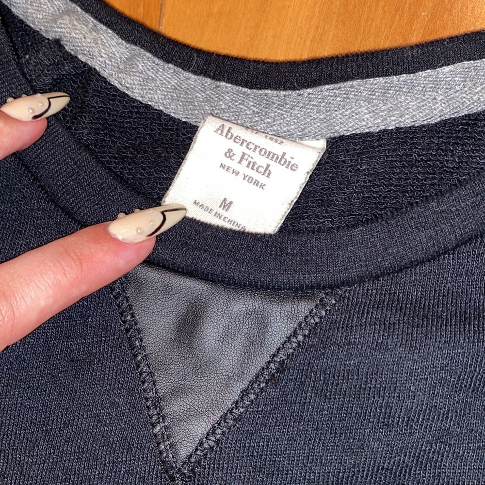 LIKE NEW- ABERCROMBIE & FITCH FAUX LEATHER ZIPPER ACCENT FLEECE CREWNECK- MEDIUM - Picture 5 of 6